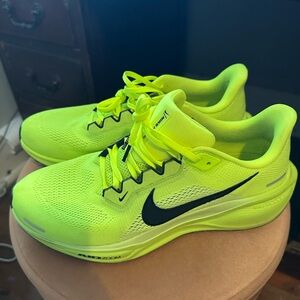 Men’s Nike tennis shoes